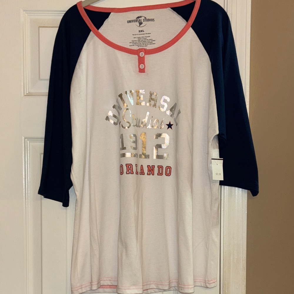 Universal Parks  woman’s White Tee with coral and navy  2X